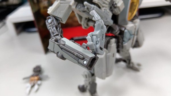 Studio Series Voyager Class Starscream   In Hand Images Of Highly Detailed Articulated Figure  (20 of 28)